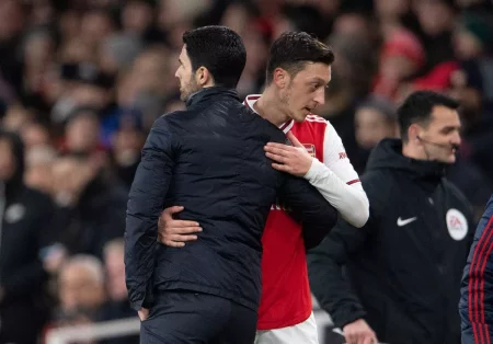 Mesut Ozil disse ao implacável Mikel Arteta que atirou na cara do ex-Arsenal