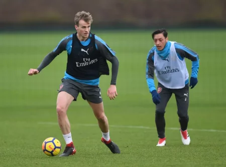 Rob Holding relembra o momento em que Mesut Ozil o fez acreditar que o Arsenal ganharia o título