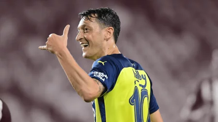 Mesut Özil está pronto para retornar ao futebol com SURPRISE